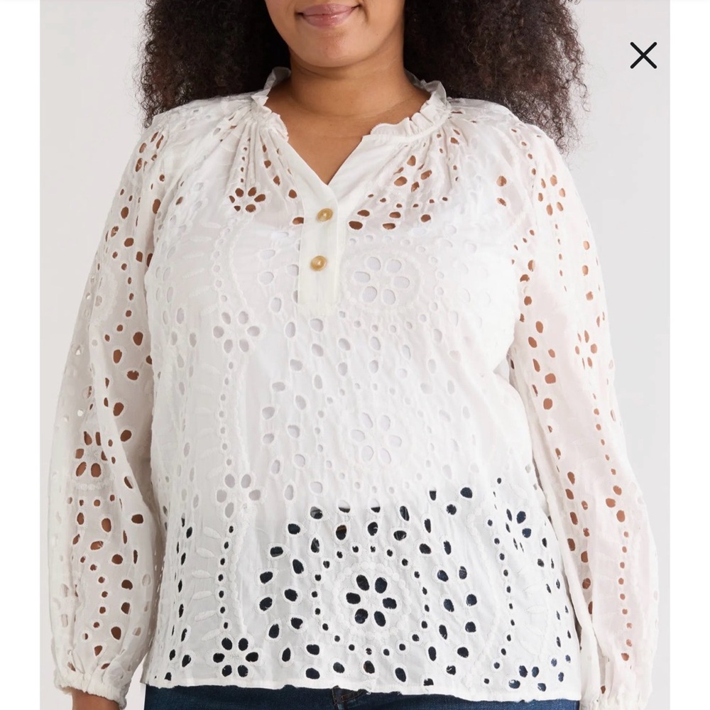 WHITE EYELET TOP SIZE XL 
(FITS LIKE L)